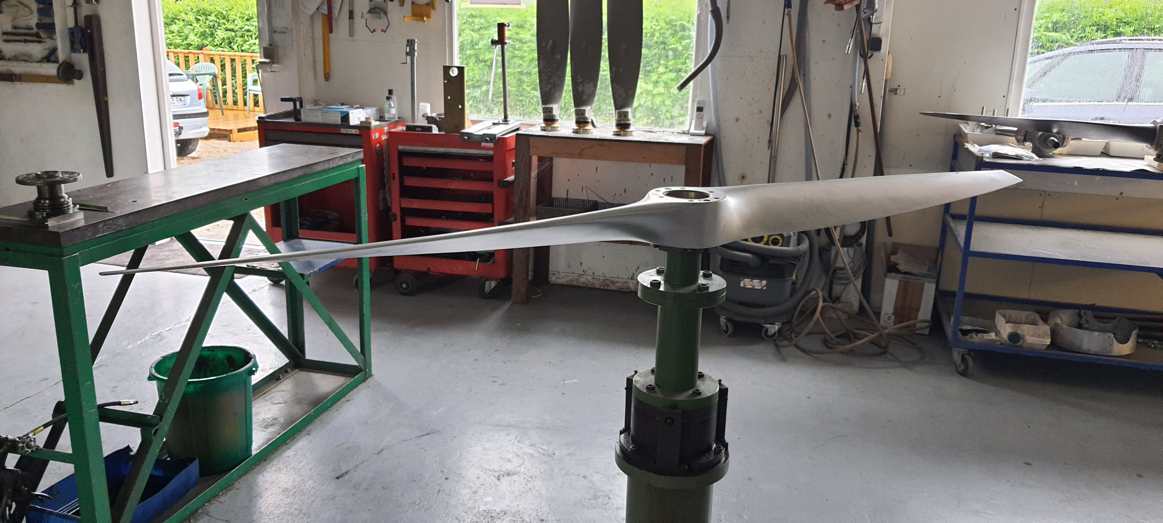 Two-blade propeller on the static balance machine - Airservices France