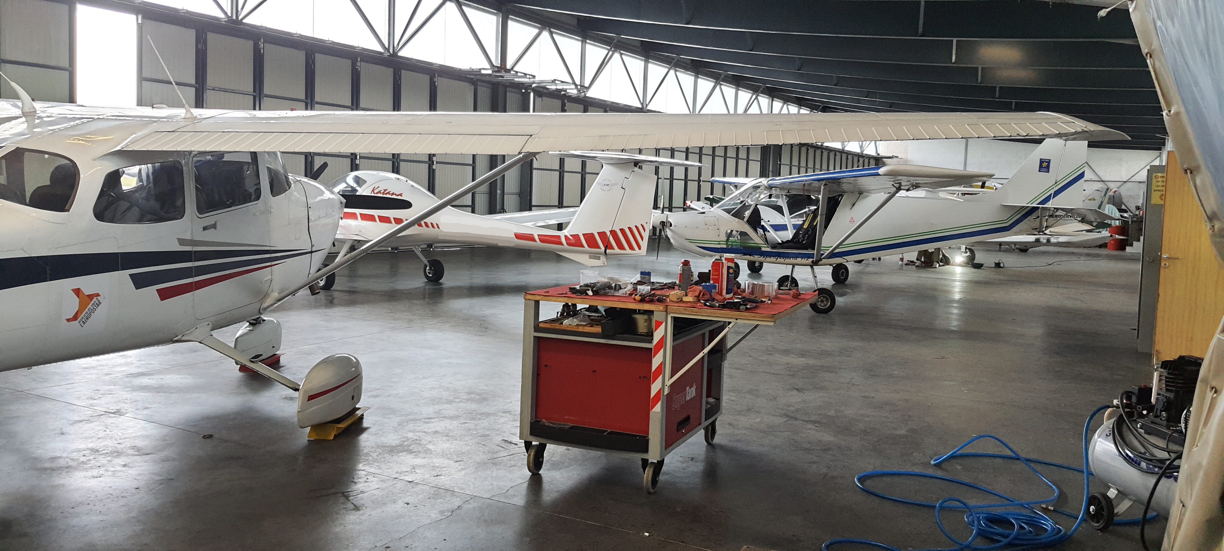Planes in overhaul in a mechanical workshop - Airservices France