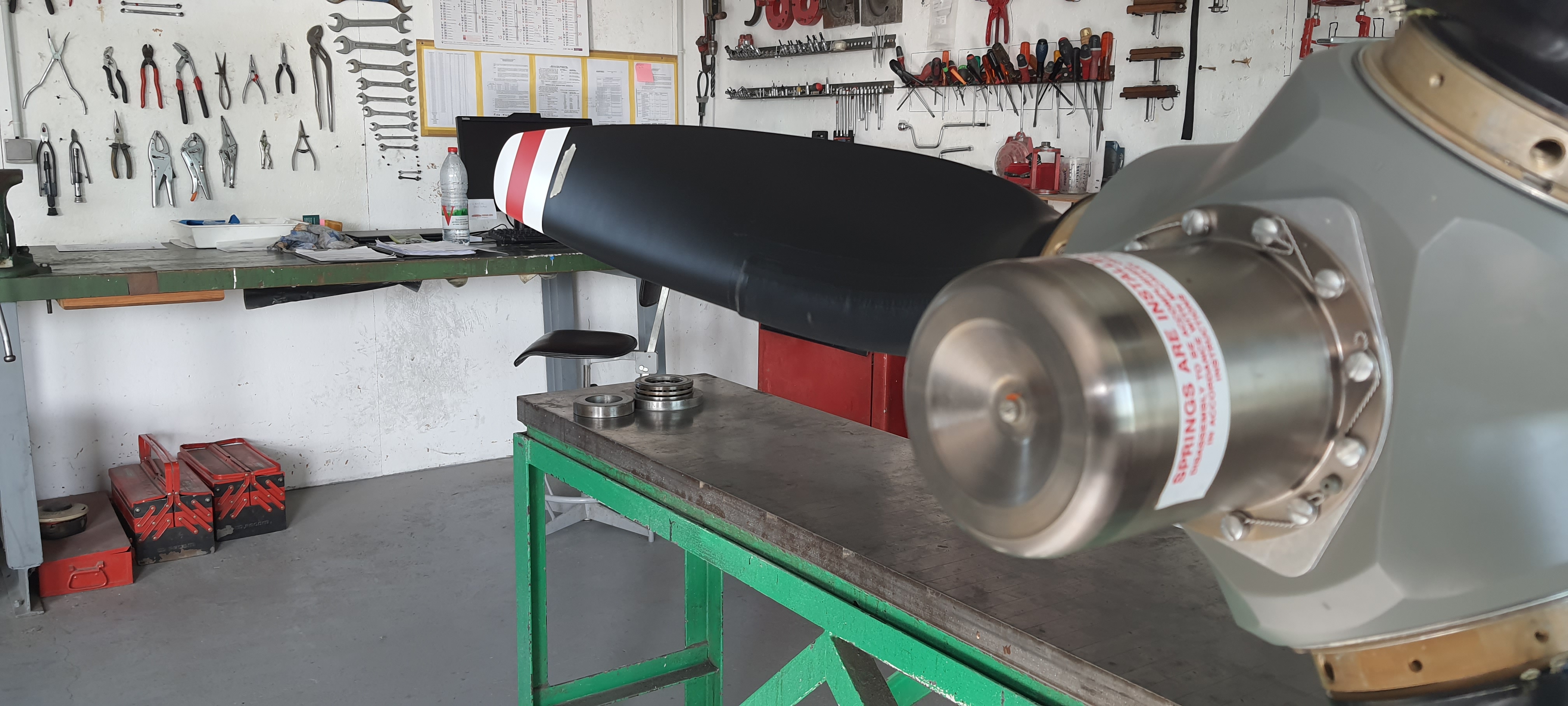 Three-bladed propeller in our workshop for a general overhaul - Airservices France