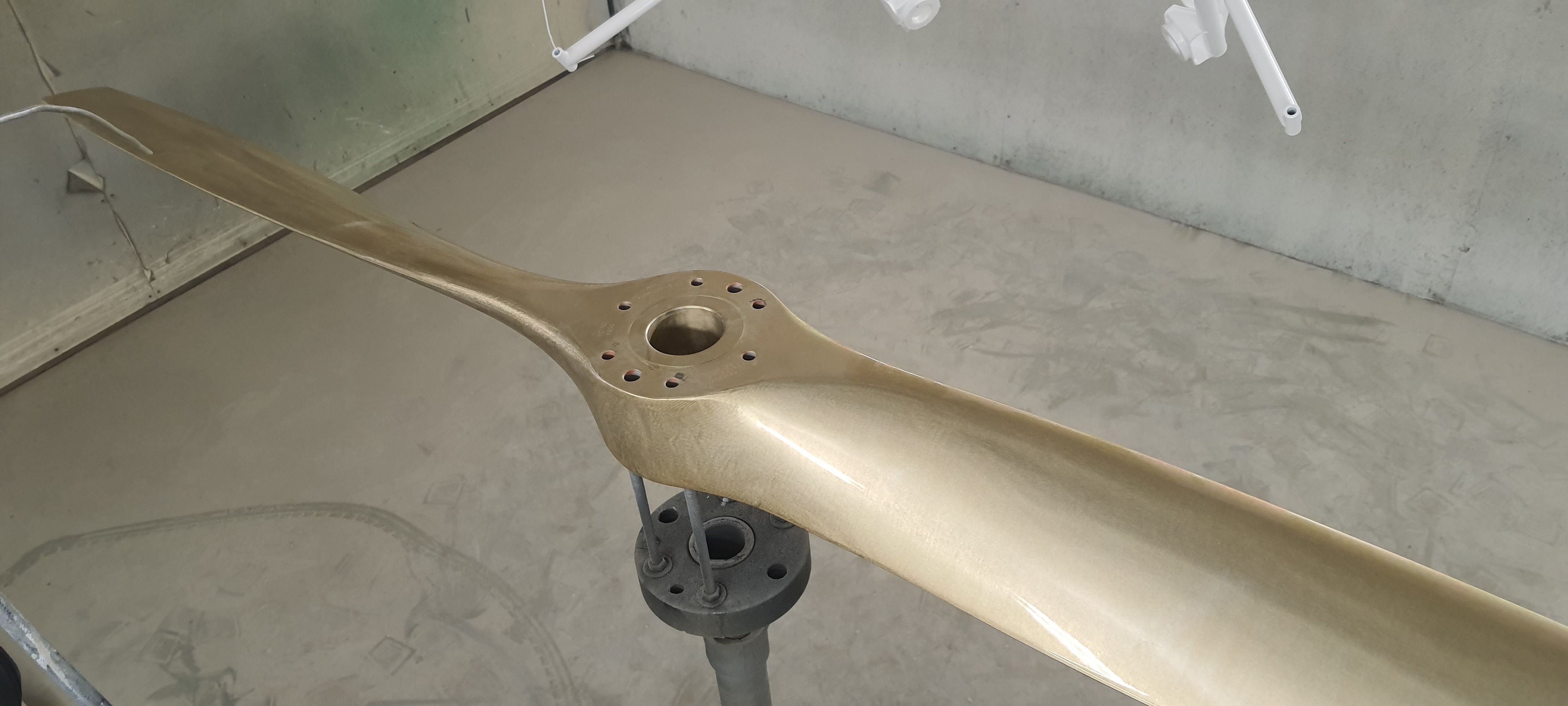 Propeller after being treated with alodine and before painting - Airservices France